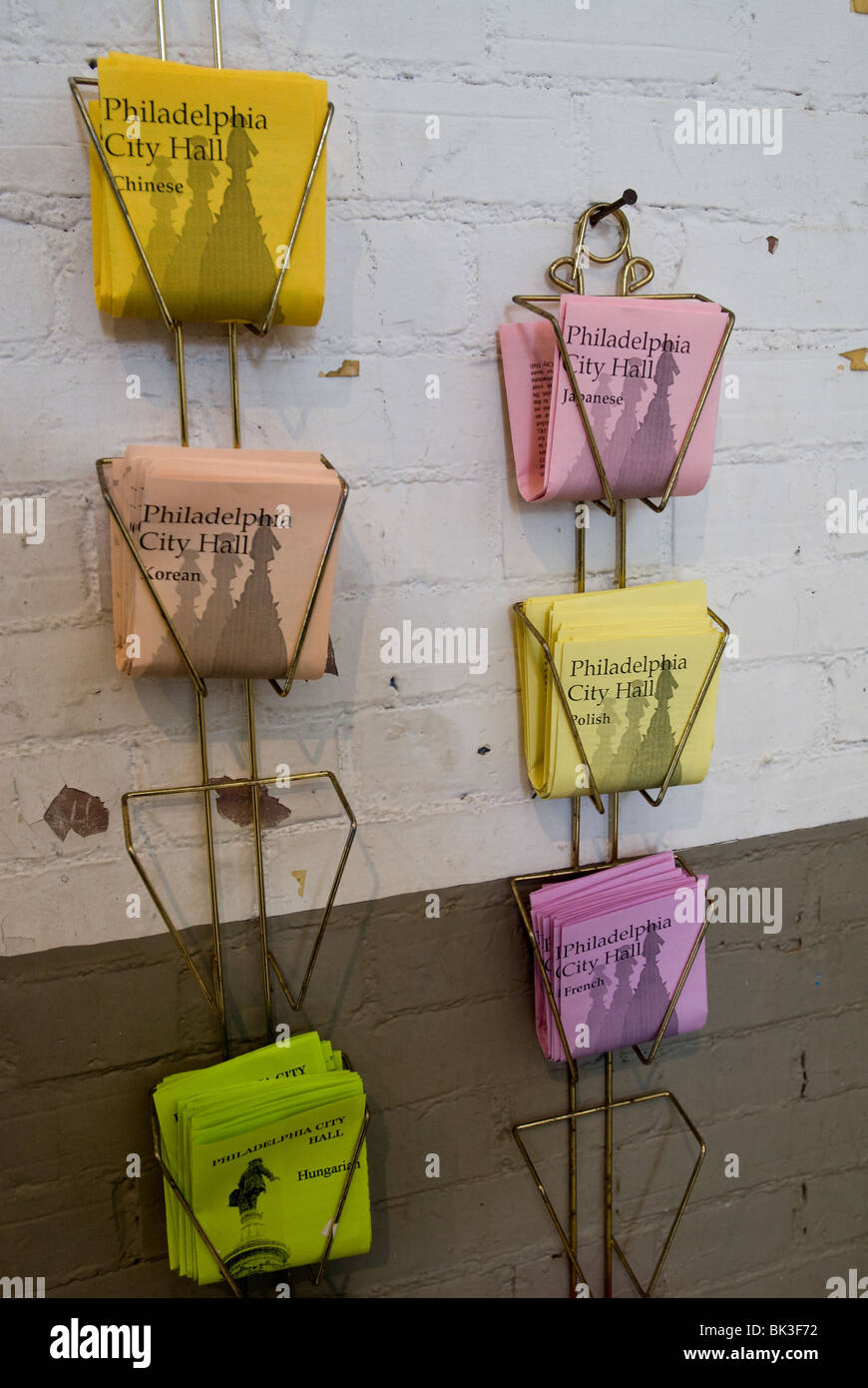 Des brochures en plusieurs langues pour la visite de l'Hôtel de ville de Philadelphie Banque D'Images