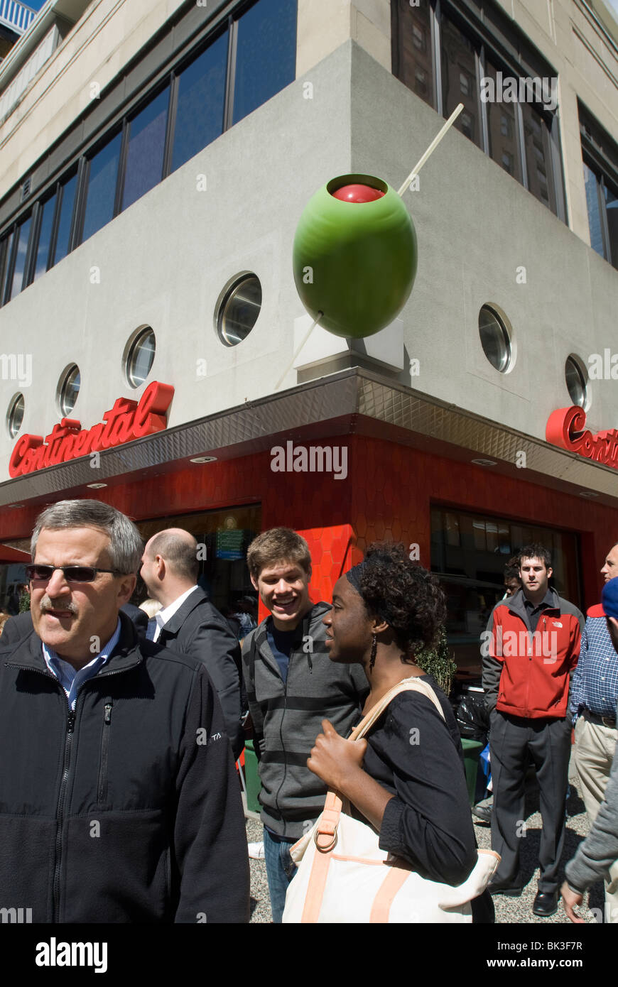 Midi foule sur Chestnut Street dans le centre-ville de Philadelphie, PA le mercredi, 31 mars, 2010 (© Richard B. Levine) Banque D'Images