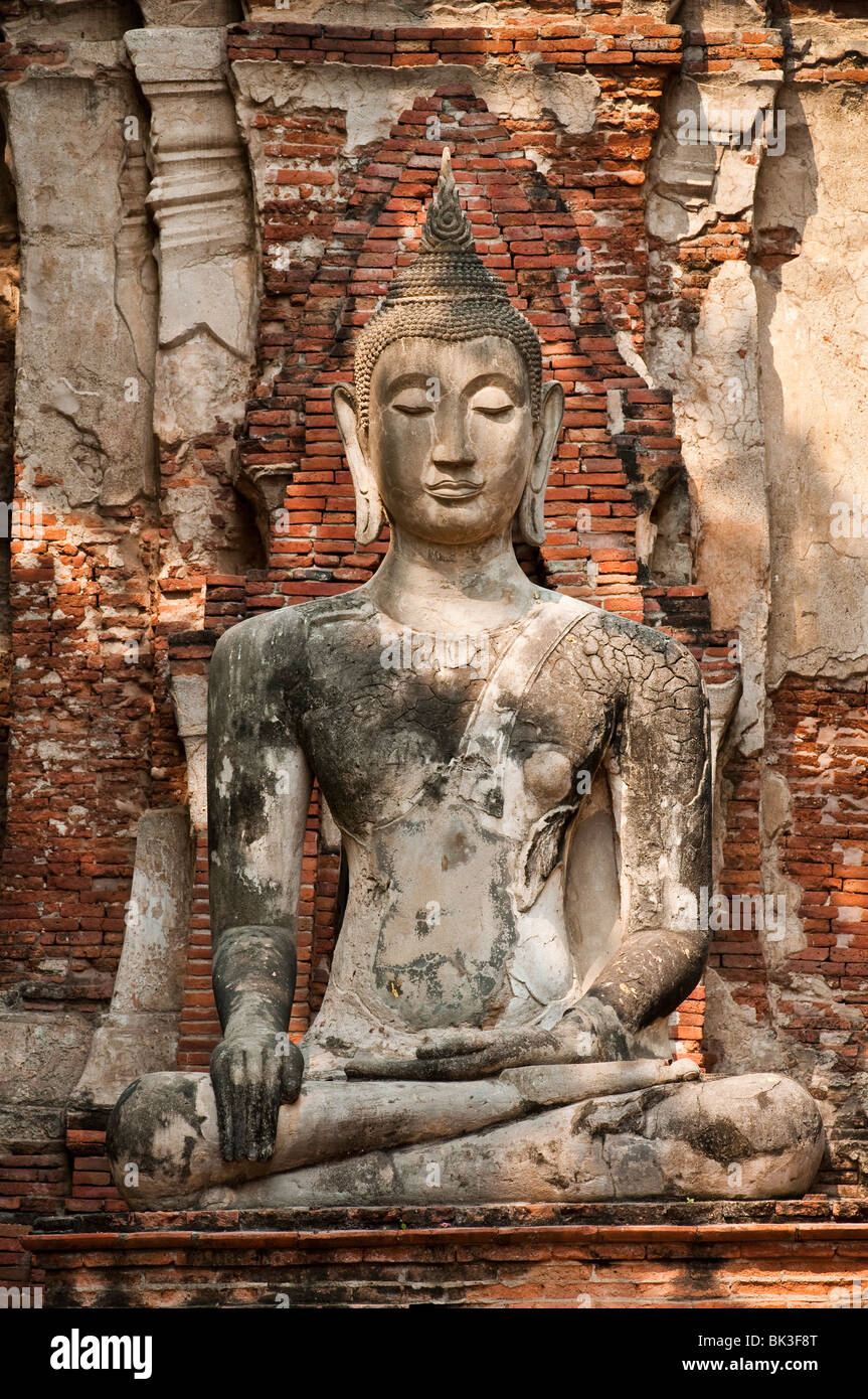 Statue de Bouddha au temple bouddhiste Wat Mahathat ruines, Ayutthaya, Thaïlande. Banque D'Images