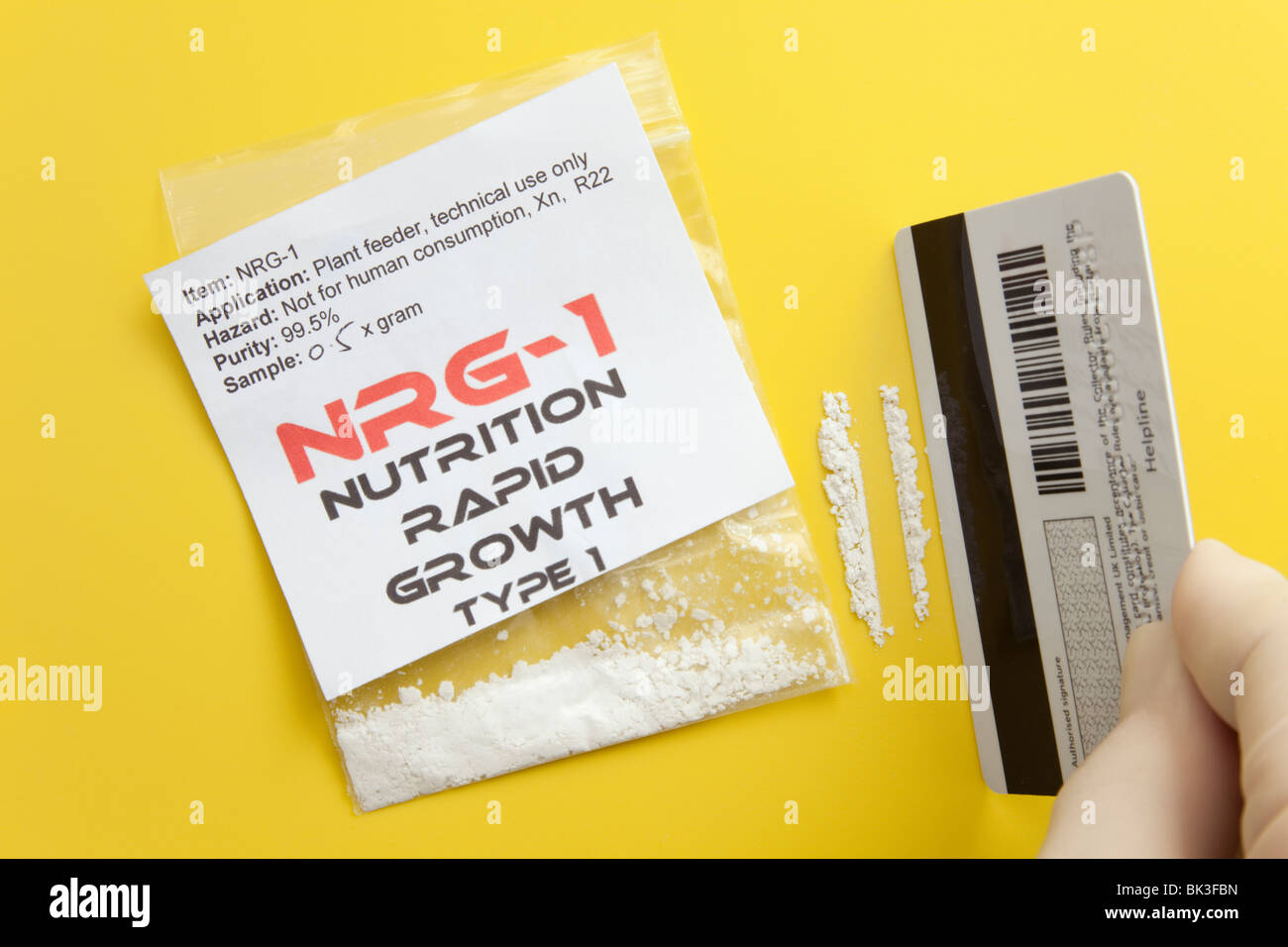 La Grande-Bretagne, Royaume-Uni, Europe. Personne qui fait l'activité par un paquet de NRG-1 aliment végétal, populaires en tant que haut dans UK. Banque D'Images