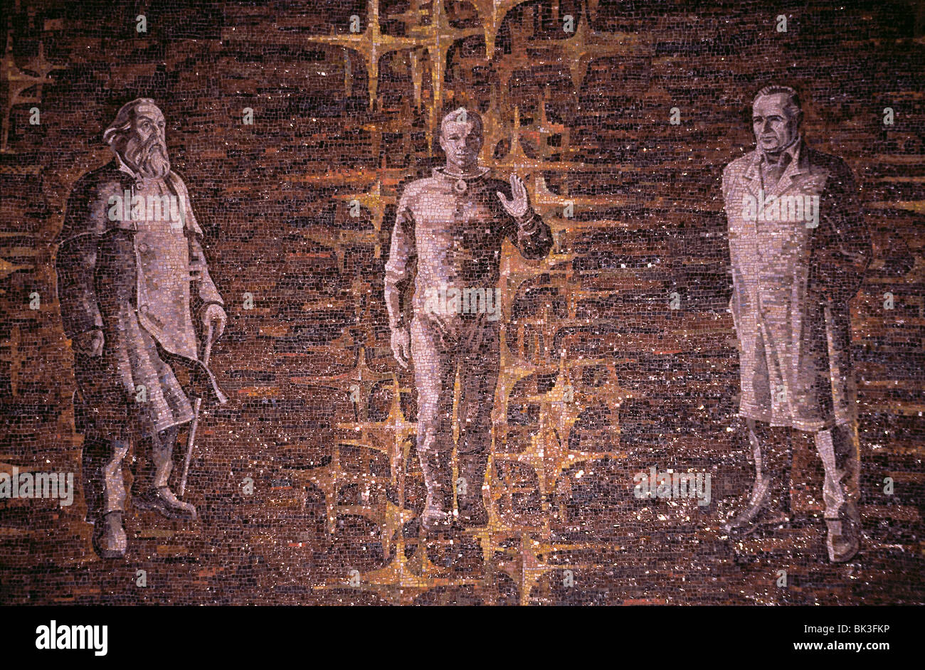Carreaux de mosaïque représentant trois figures historiques du programme spatial soviétique Unionís de gauche à droite : scientifique de fusée soviétique Konstantin Banque D'Images