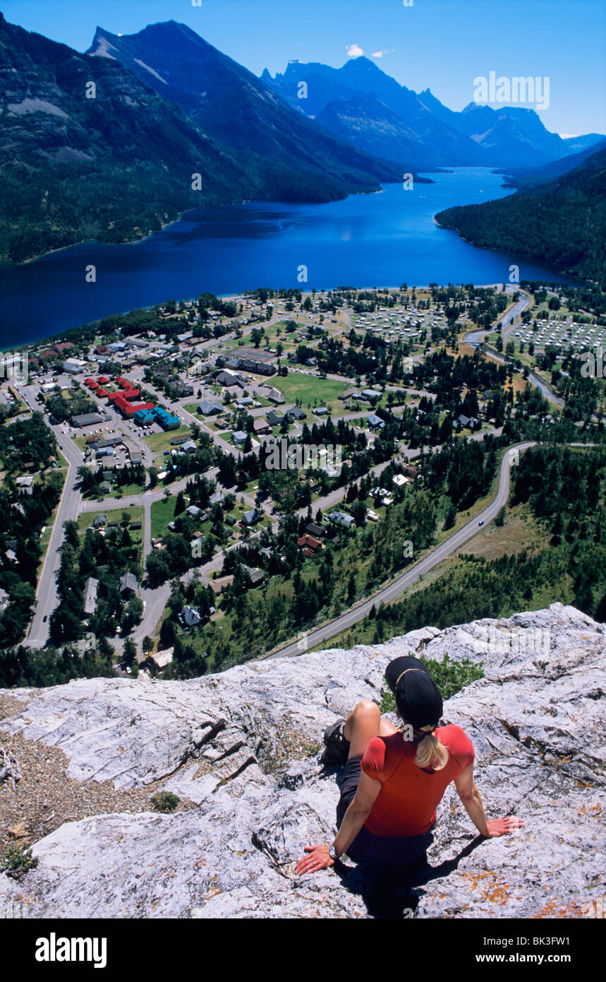 Le lac Waterton du Milieu et Waterton Townsite vu de la bosse de l'ours dans le parc national Glacier National Park, Alberta, Canada. Banque D'Images