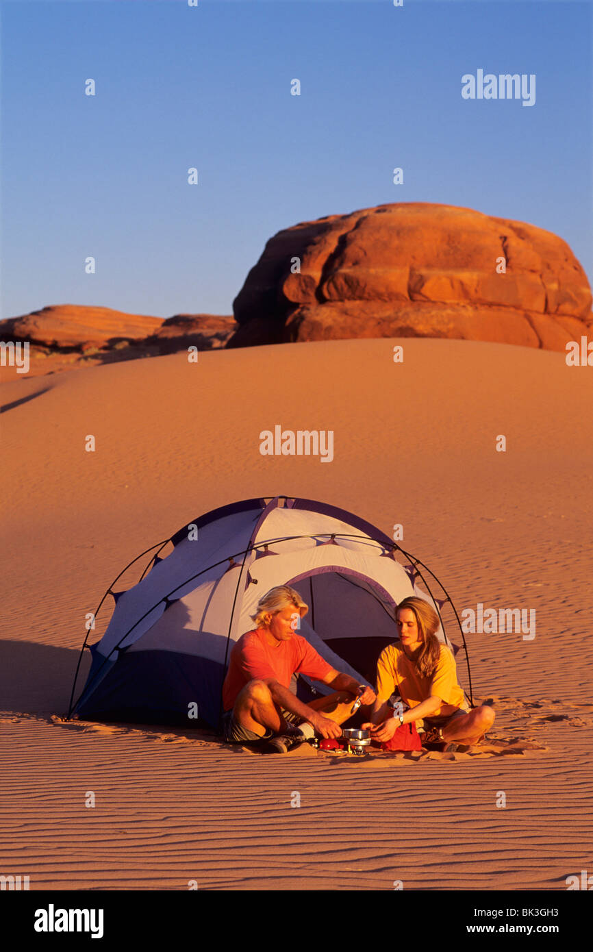 Couple camping dans les dunes de sable blanc au sud de la ville de Green River, dans l'Utah. Banque D'Images