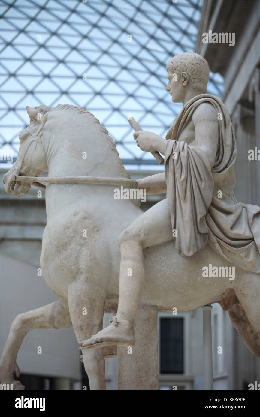 British Museum statue en marbre d'un jeune homme à cheval et au plafond, London, UK Banque D'Images