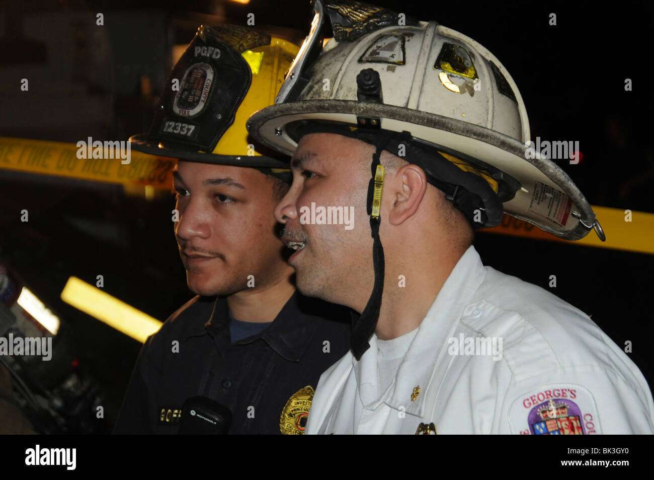 Un chef des pompiers pompiers discute de stratégie et tactique à un feu d'alarme 3 à Greenbelt, Maryland Banque D'Images
