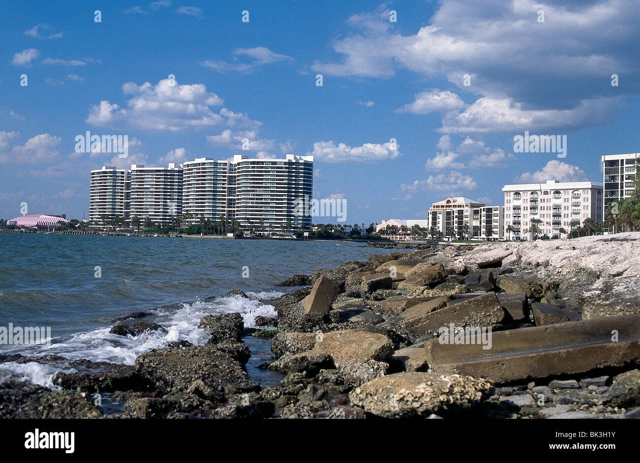 Van Wezel Performing Arts Hall dans la distance avec des tours d'habitation de développement dans la baie de Sarasota, Floride Banque D'Images