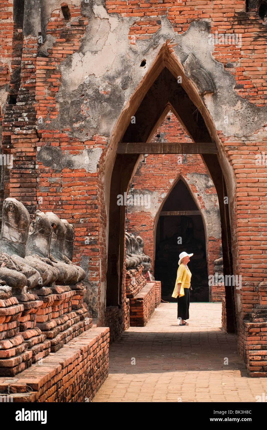 Wat Chaiwatthanaram femme visiteur au temple bouddhiste ruines dans Ayutthaya, Thaïlande. Banque D'Images