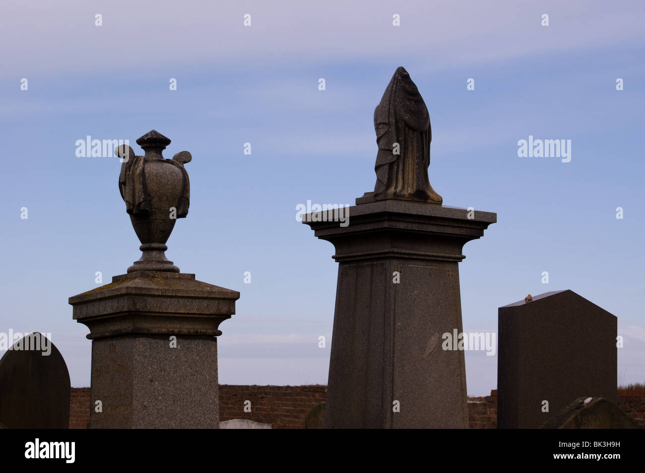 Les pierres tombales dans un cimetière abandonné Banque D'Images