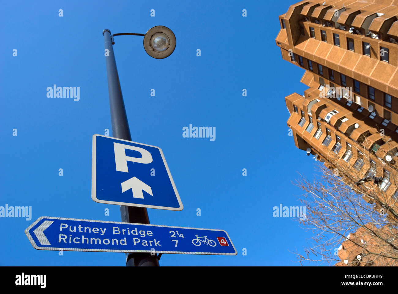 La signalisation routière indiquent tout droit pour le parking et la gauche pour le cycle de routes vers putney bridge et Richmond Banque D'Images