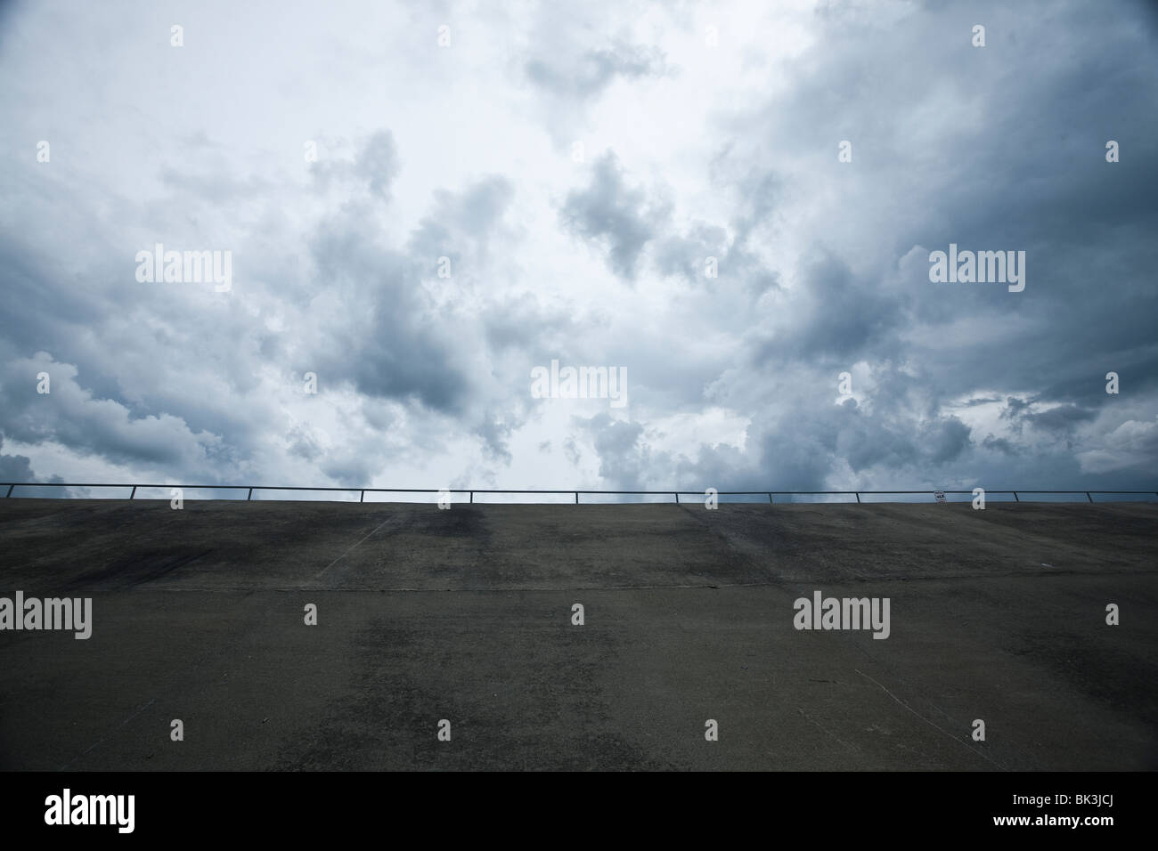 Vue d'un barrage avec un ciel nuageux Banque D'Images