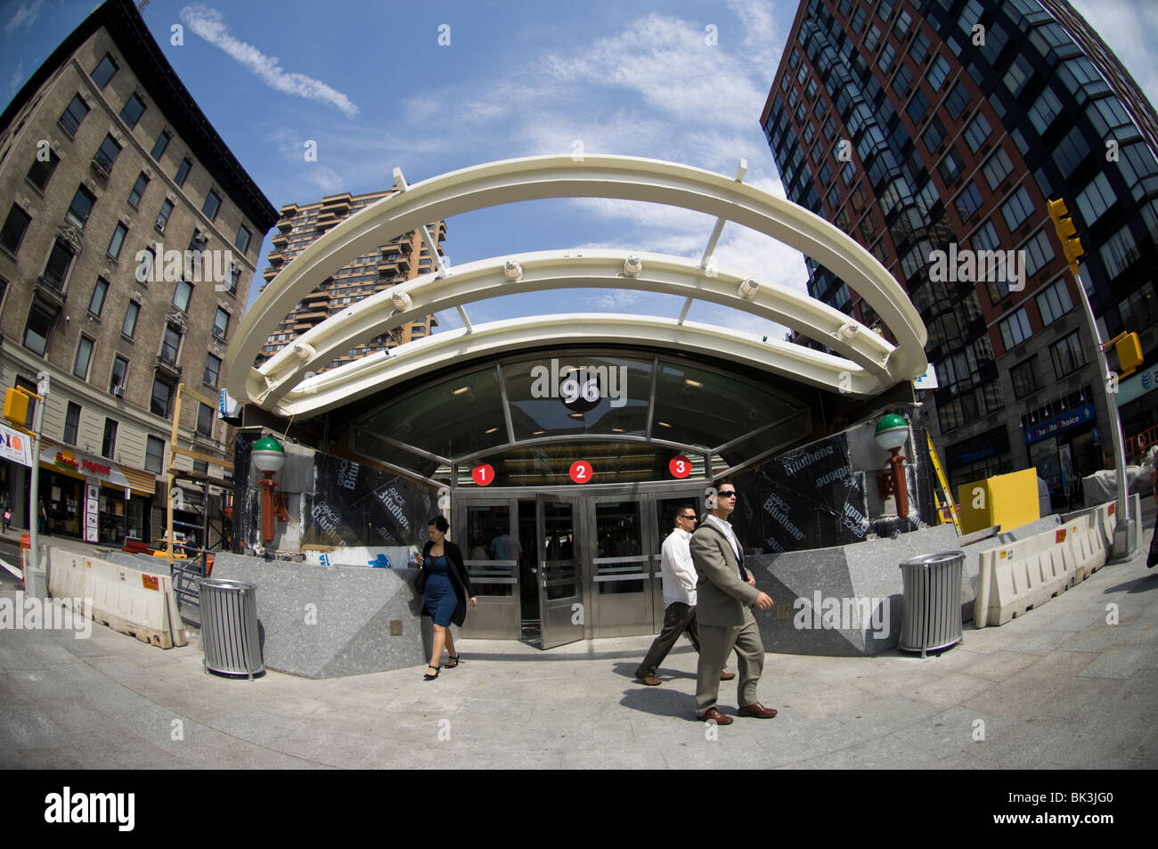 Les navetteurs et autres voyageurs profitez de la nouvelle station de métro 96th Street West entrée privée sur le côté ouest de la ligne de l'IRT Banque D'Images