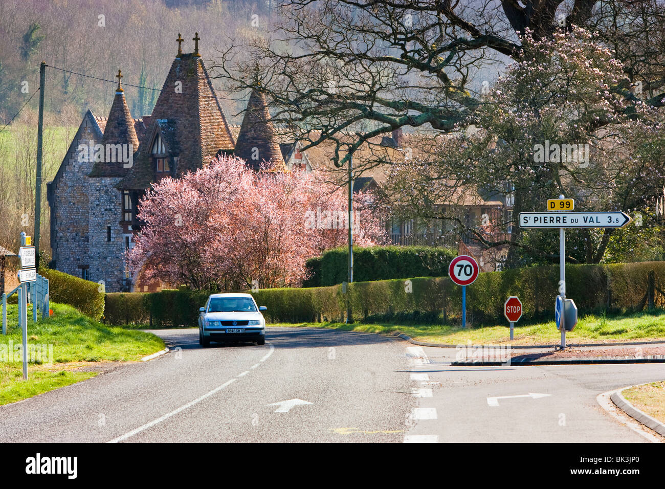 Route de campagne d'un château en Pays d'Auge, Calvados, Normandie, France dans le Printemps Banque D'Images