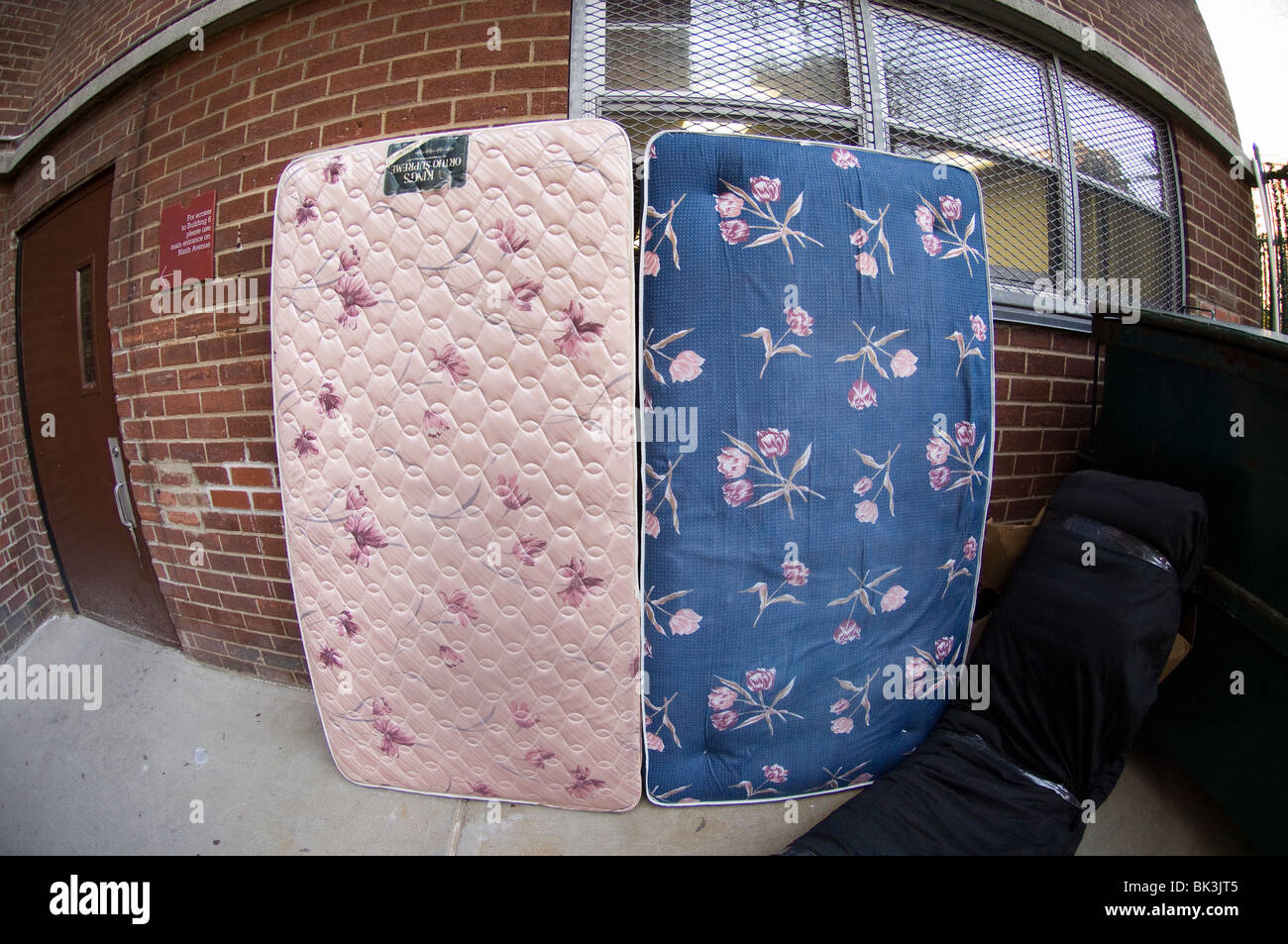 Les matelas attendre gros pick-up dans le domaine des déchets d'un immeuble à New York Banque D'Images