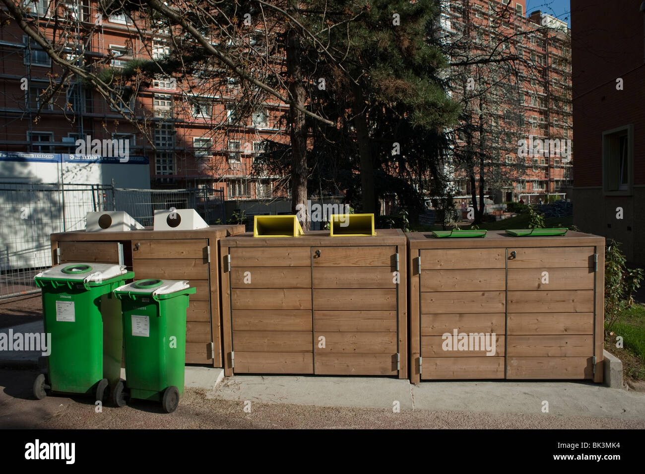 Recyclage poubelles poubelles poubelles poubelles, Wheely poubelle , extérieur immeuble, déchets verts paris, recyclage poubelle france, logements sociaux, poubelles devant le bâtiment, urbanisme durable Banque D'Images