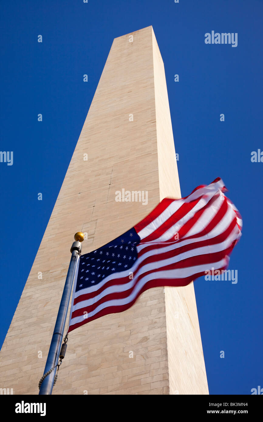 American flag flying ci-dessous le Monument de Washington, Washington DC USA Banque D'Images