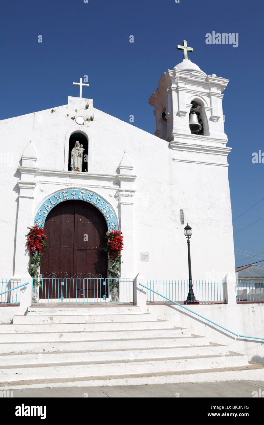 Église de San Pedro (qui date du XVIe siècle et qui est dit être la 2ème église la plus ancienne de l'hémisphère occidental), île de Taboga, Panama Banque D'Images