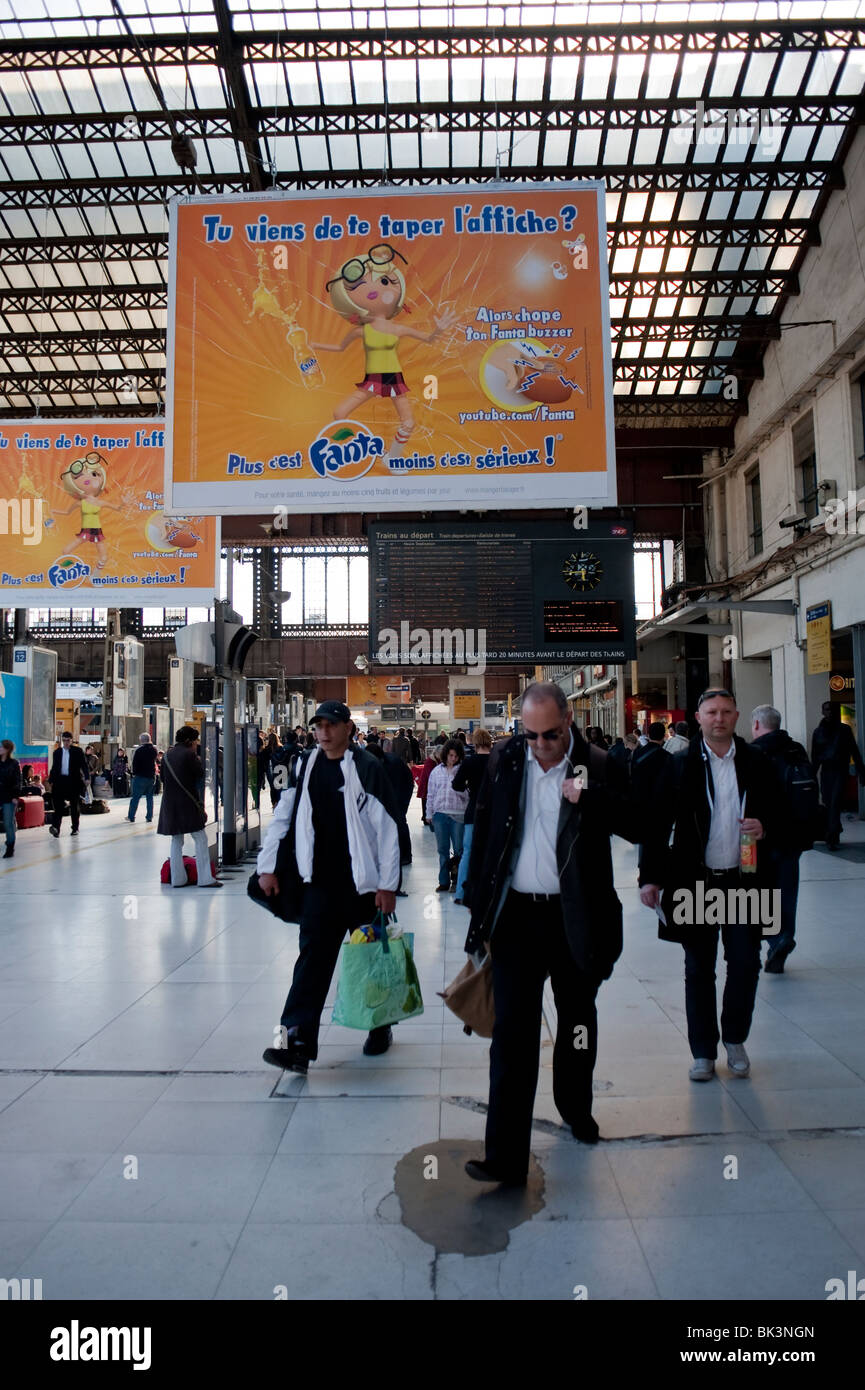 Paris, France, foule d'hommes d'affaires voyageant à la gare d'Austerlitz, avec des affiches publicitaires françaises Fanta boissons gazeuses, navetteurs paris Banque D'Images