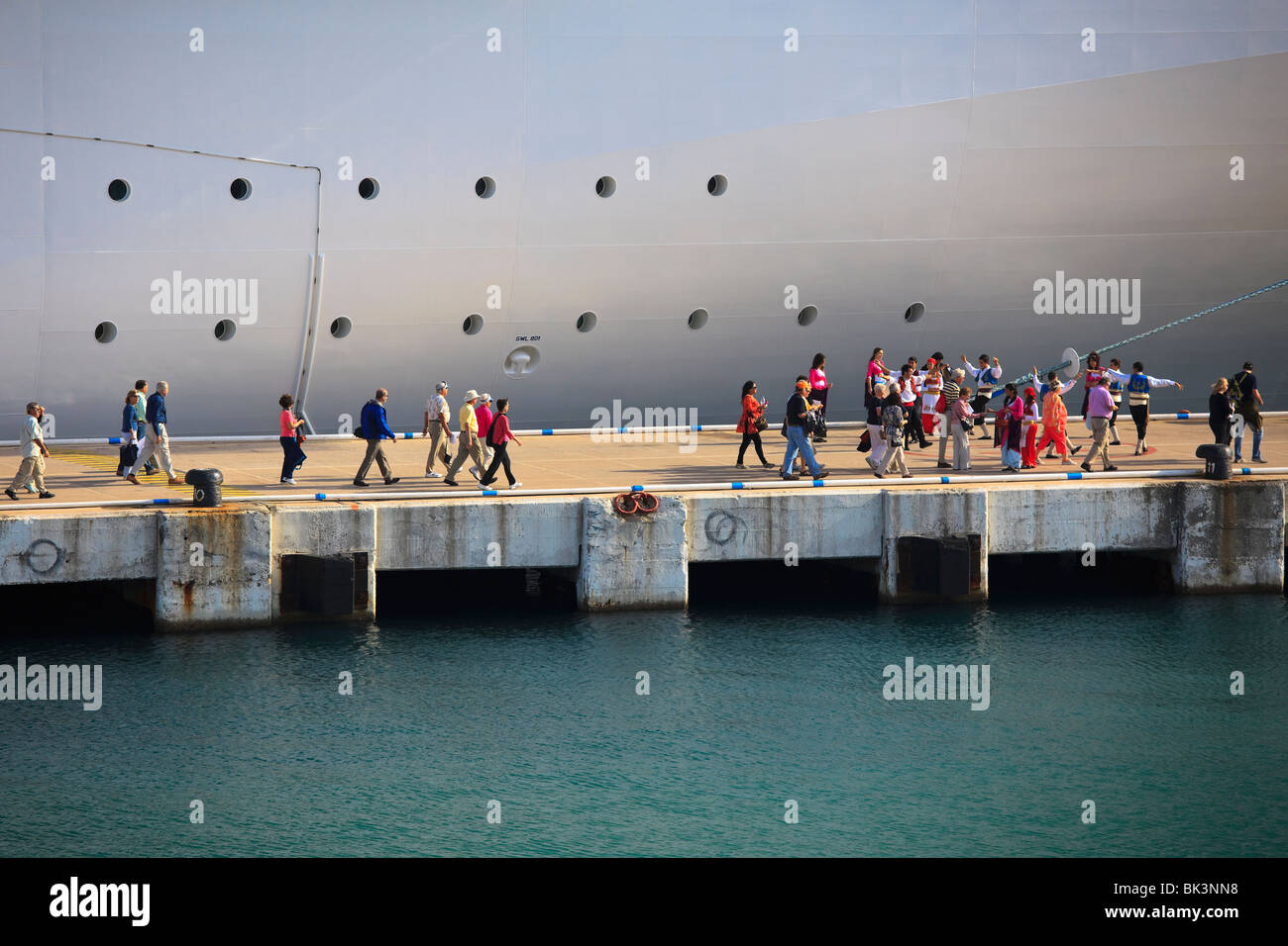 Bateau de croisière les passagers débarquent à Kusadasi, Turquie. Banque D'Images