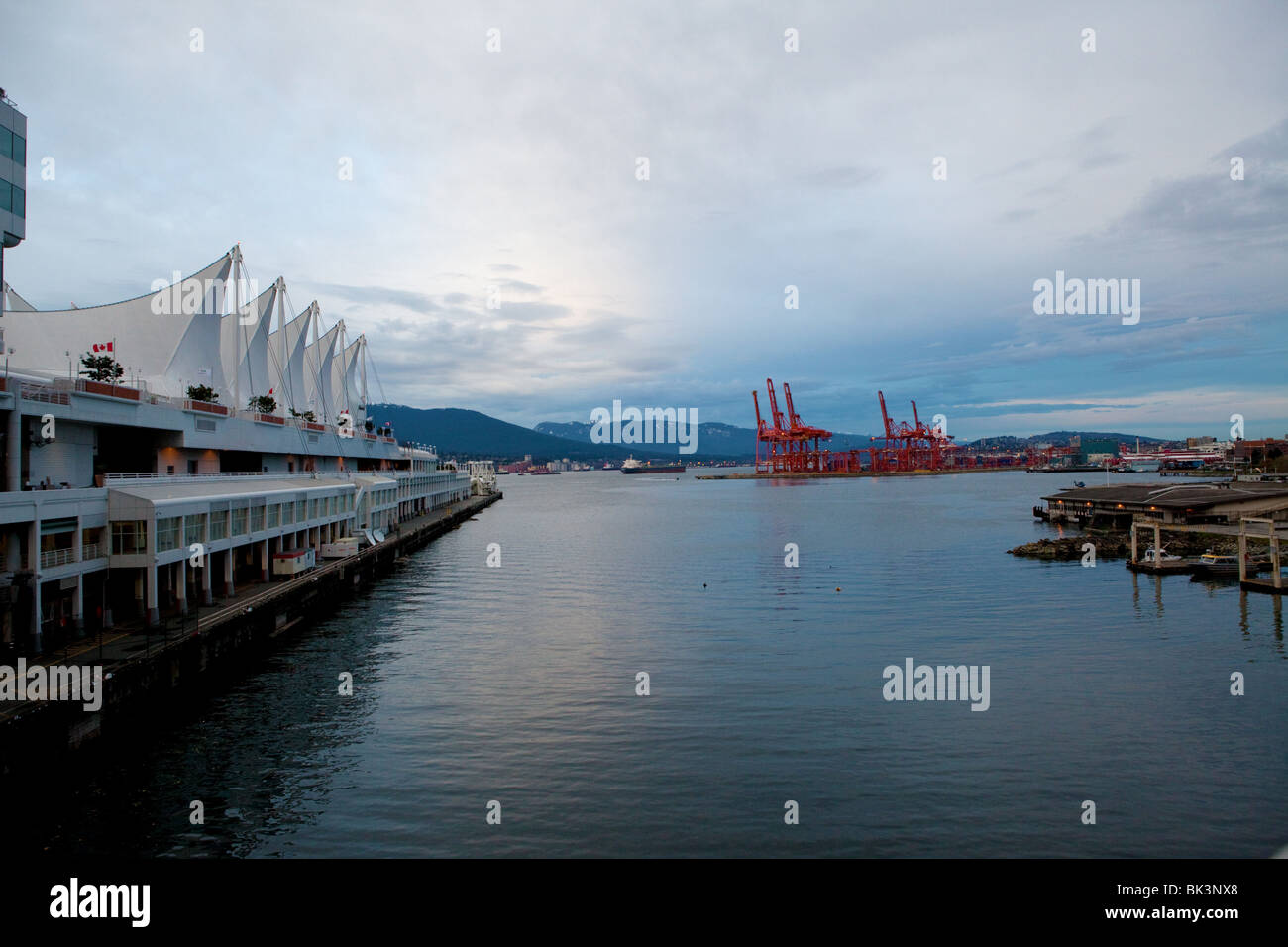 Le port de Vancouver en direction de North Vancouver, avec la place du Canada, à la gauche. Banque D'Images