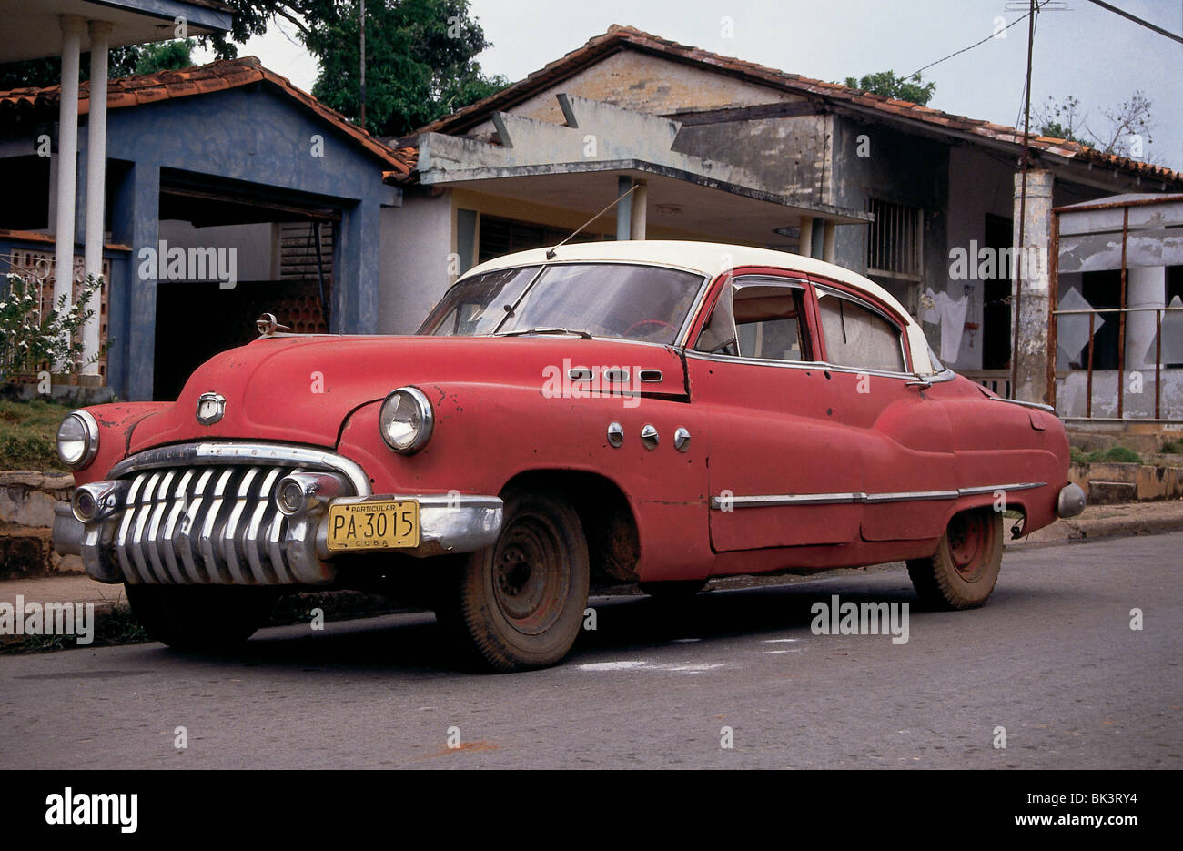 Une berline rouge vintage des années 1950 quatre portes Buick voiture garée sur le trottoir À Cuba Banque D'Images