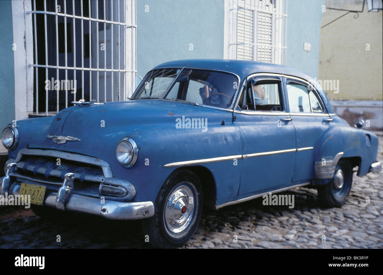 Berline bleue vintage des années 1950 à quatre portes voiture Chevrolet garée sur le trottoir À Cuba Banque D'Images