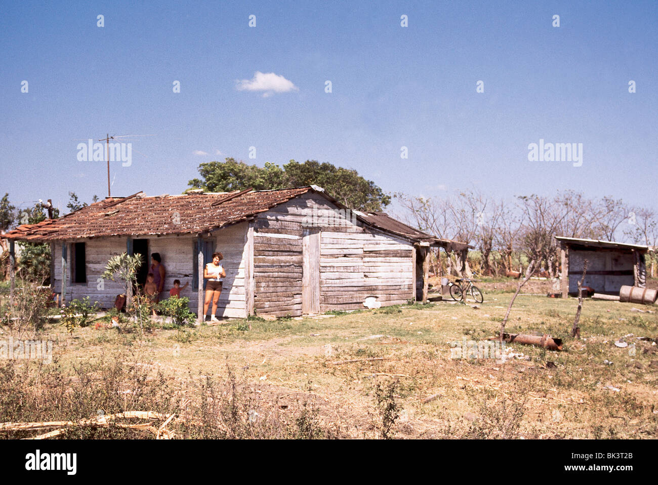 Maison rurale avec une antenne de télévision et un vélo dans la cour, dans la province de Pinar del Rio, Cuba Banque D'Images