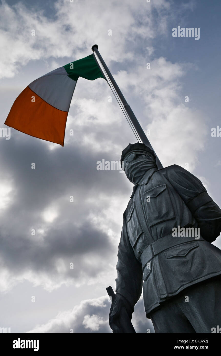 Aidn statue commémorative avec un drapeau tricolore irlandais Banque D'Images