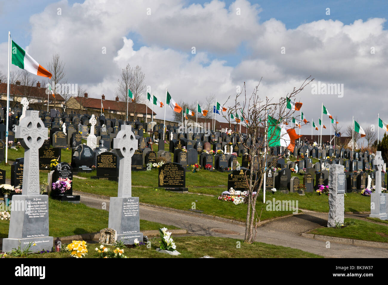 Drapeaux tricolore irlandais républicain au cimetière tombes dans la région de Derry City Banque D'Images
