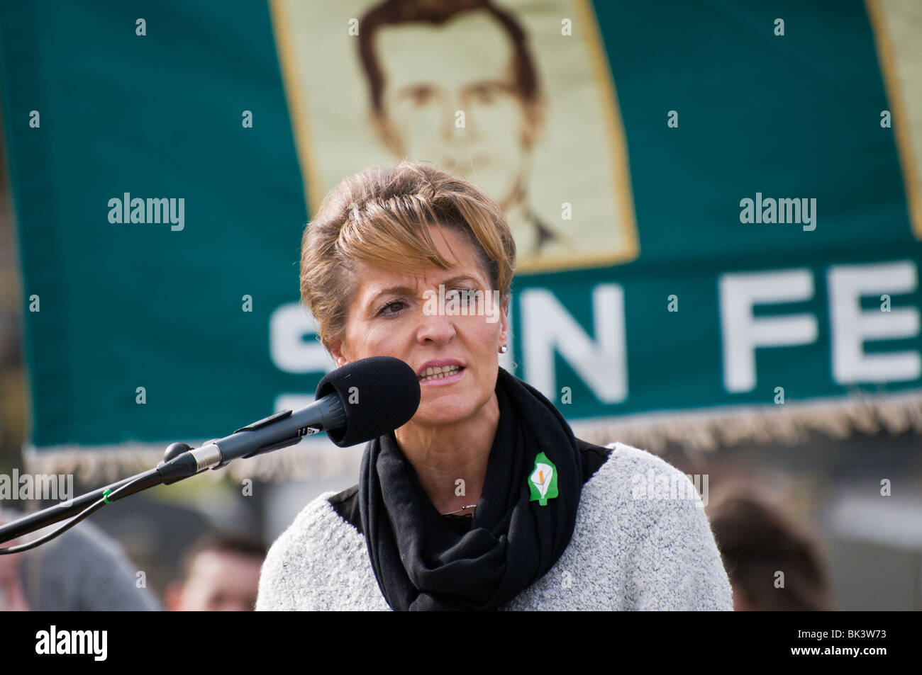 Martina Anderson, député provincial de Derry, parlant au Dimanche de Pâques de commémorations, Derry City Cemetery, Avril 2010 Banque D'Images