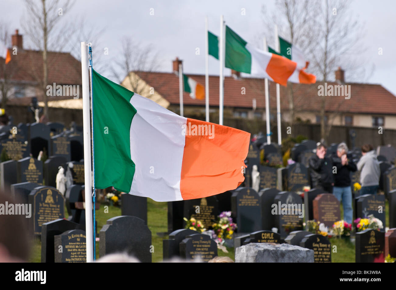 Drapeaux tricolore irlandais républicain au cimetière tombes dans la région de Derry City Banque D'Images