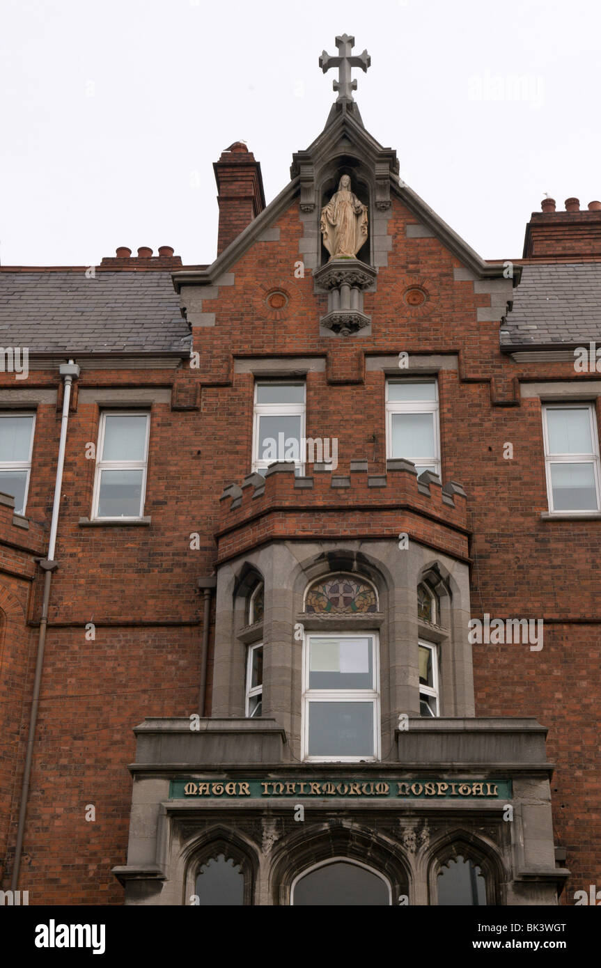 Entrée principale de l'ancien bâtiment de l'hôpital Mater Informorum, Belfast, montrant la statue de Vierge Marie et d'une croix Banque D'Images