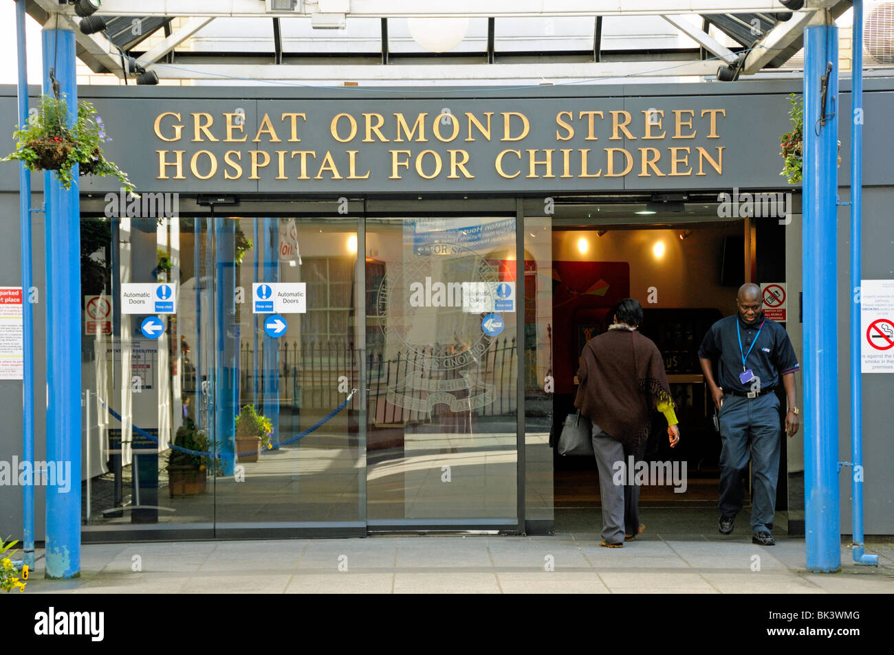 Entrée de l'hôpital Great Ormond Street pour les enfants Bloomsbury Londres Angleterre Royaume-uni Banque D'Images
