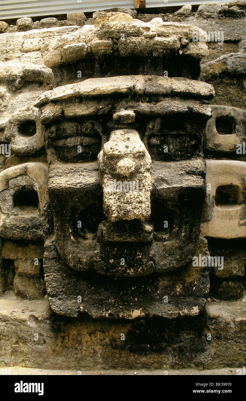 Masque de dieu de la pluie Chac décore la façade d'une pyramide maya à l'Acropole Nord, Tikal, Guatemala Banque D'Images