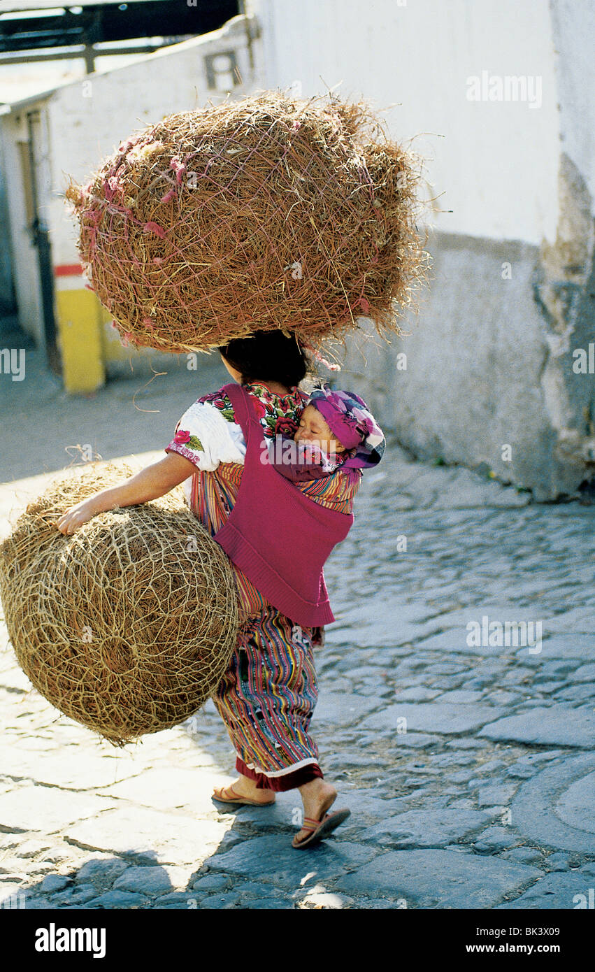 Guatemala femme transportant des matières sur sa tête, et un bébé sur son dos, Cantel Région, Guatemala Banque D'Images