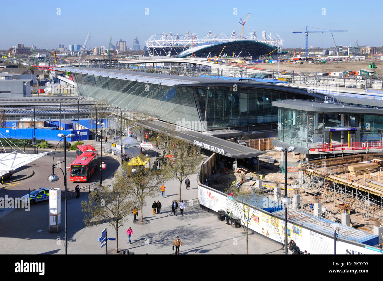 Vue aérienne Gare de Stratford et 2012 site de construction de bâtiments olympiques Aquatic Centre Roof et London Stadium travaux en cours Angleterre Royaume-Uni Banque D'Images