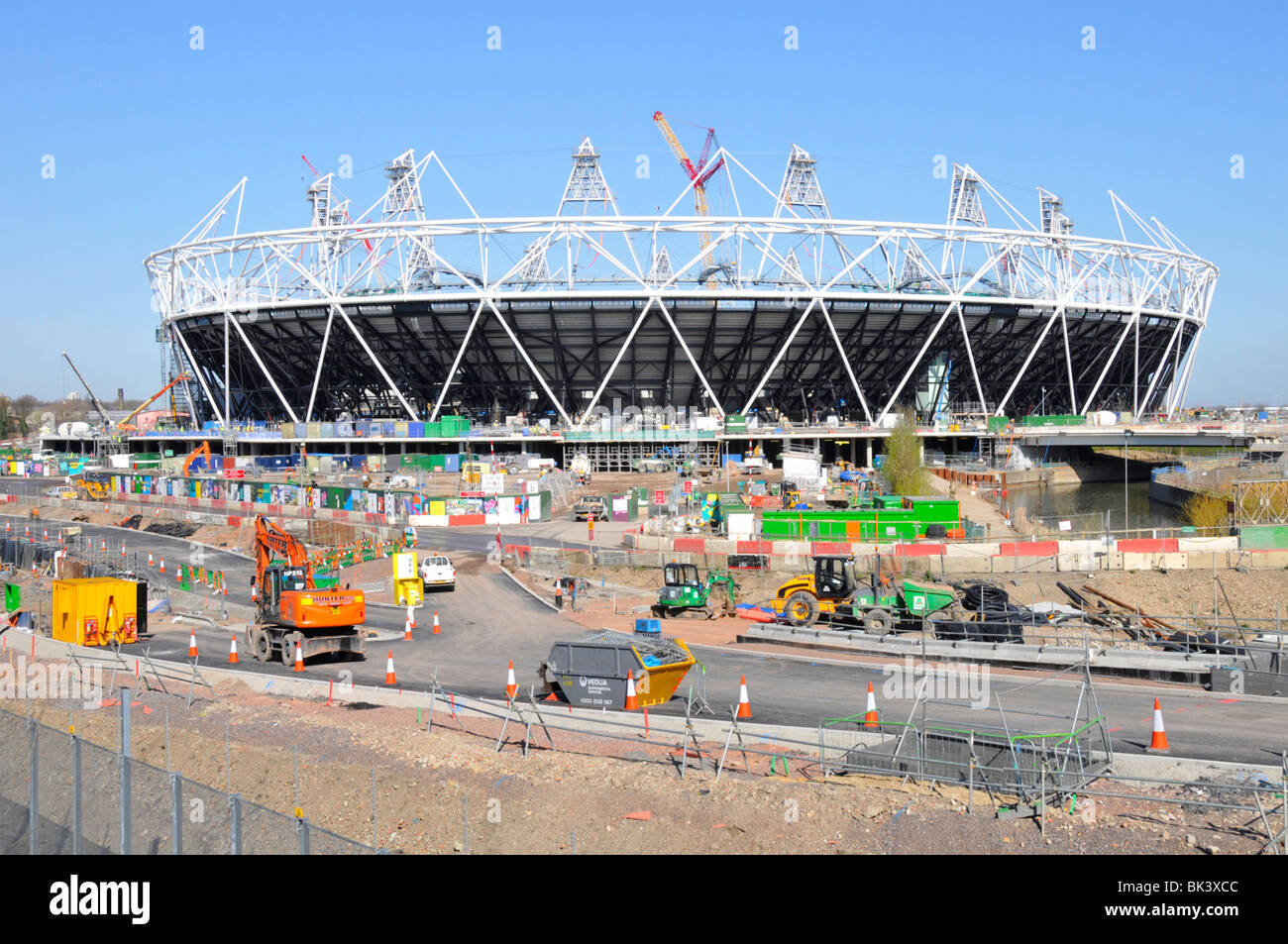 Machines grues et hommes au travail en cours 2012 est Londres Jeux Olympiques stade de construction site de construction Stratford Newham Angleterre Royaume-Uni Banque D'Images