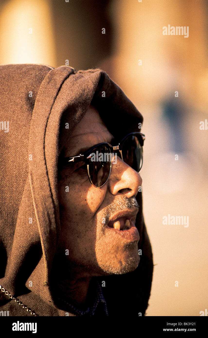 Gros plan d'un homme portant un peignoir à capuche djellaba et des lunettes  de soleil à Casablanca, au Maroc Photo Stock - Alamy