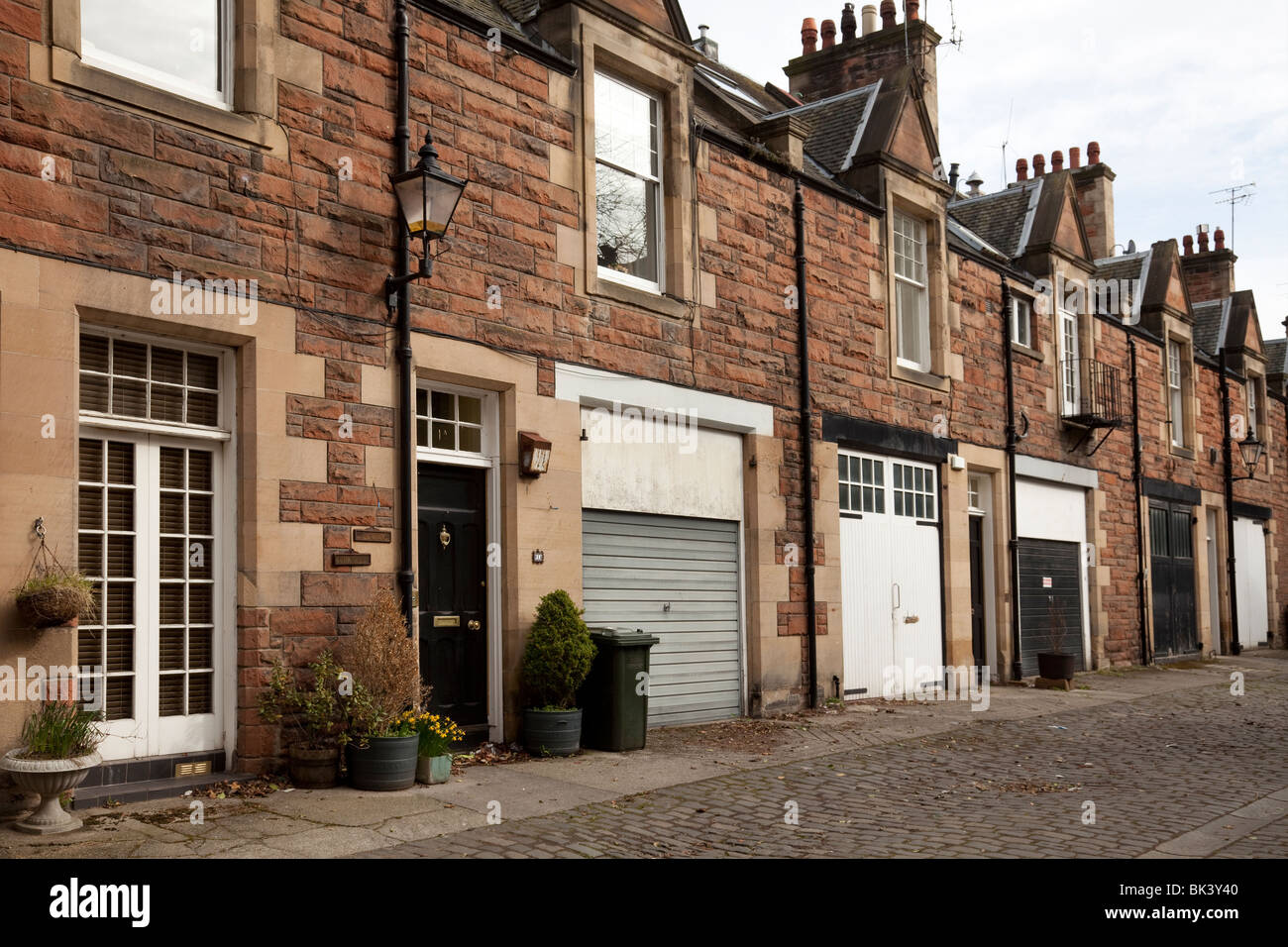 Douglas Gardens Mews, une petite rue de résidences et des petites entreprises dans la région de Dean tranquille village Édimbourg, Écosse Banque D'Images