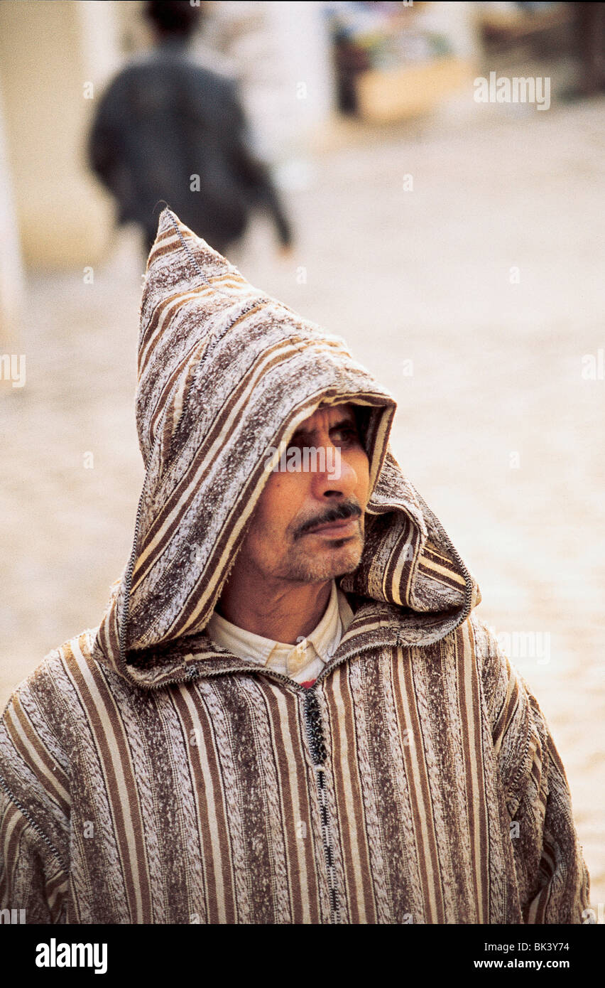 Portrait d'un homme marocain portant une robe à capuche traditionnelle  djellaba dans la province d'Ouarzazate, au Maroc Photo Stock - Alamy