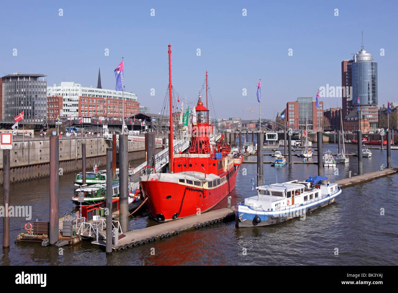 Le port de Hambourg avec le nouveau HafenCity en arrière-plan, le nord de l'Allemagne Banque D'Images