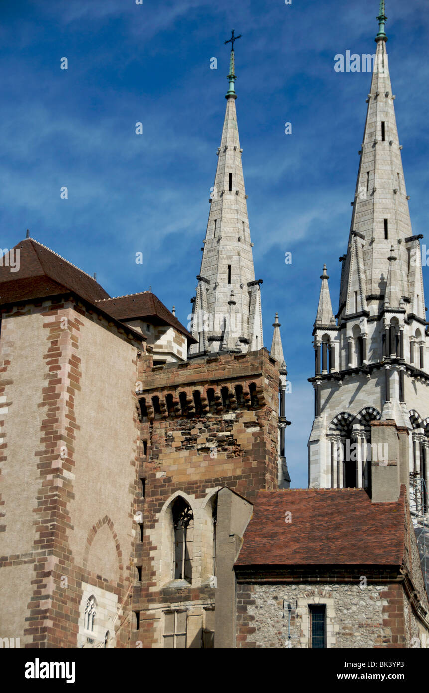 Tour du château et le clocher de l'église de Moulins. Allier. La France. Banque D'Images