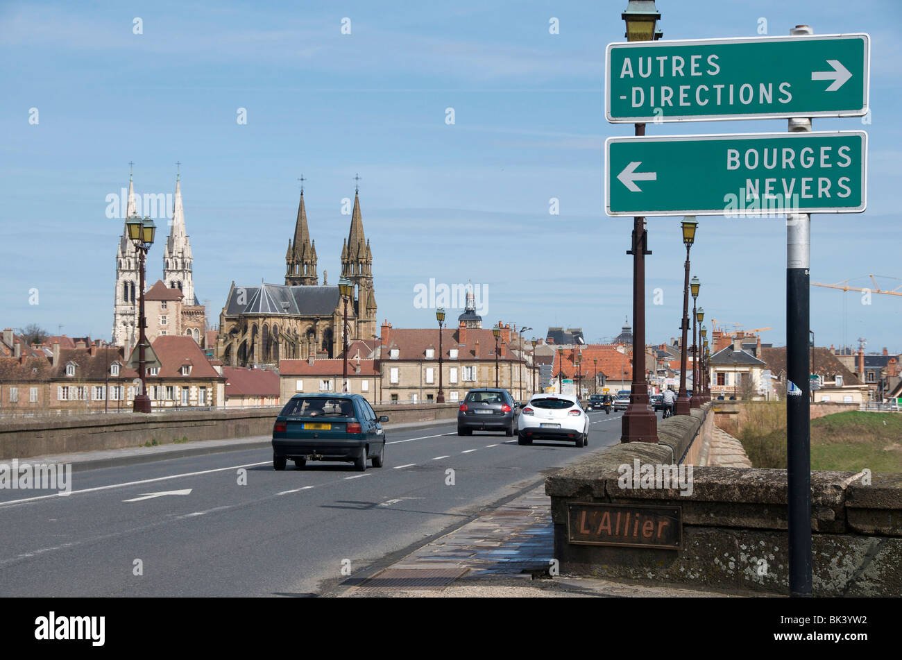 Ville de Moulins traversée par la rivière Allier avec panneau routier et circulation des voitures sur le pont. Auvergne. France. Banque D'Images