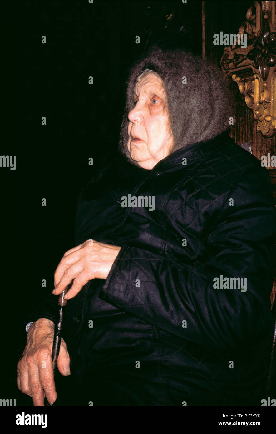 Personnes âgées un adorateur à la Trinité-Serge, Monastère de Saint Jean le Précurseur, Zagorsk, Russie Banque D'Images