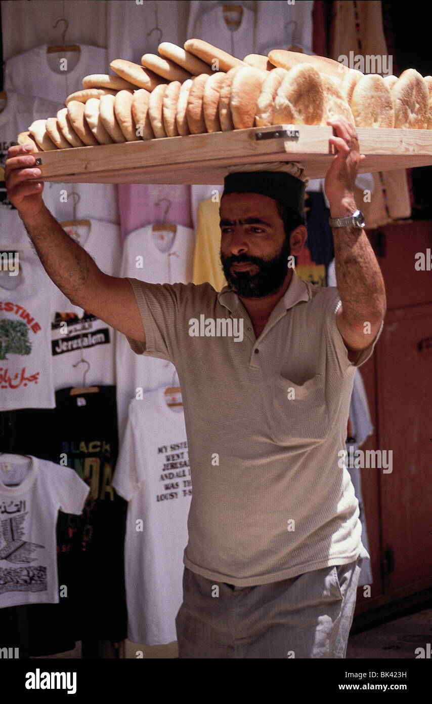 L'exercice du vendeur de pain dans le vieux Jérusalem, Israël Banque D'Images