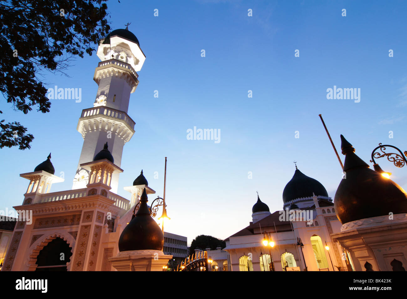 Vue avant de la mosquée de Kapitan Keling pendant le crépuscule à Penang, Malaisie Banque D'Images