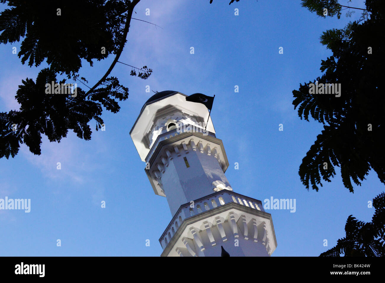 Le principal minaret pour la Mosquée de Kapitan Keling à Penang, Malaisie lors d'un coucher du soleil Banque D'Images