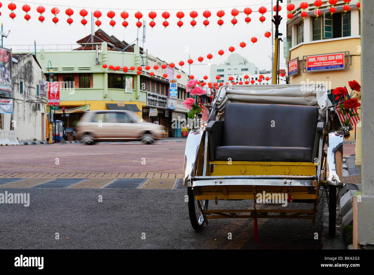 Un rickshaw stationné sur le bord de la route dans la région de Penang, Malaisie Banque D'Images