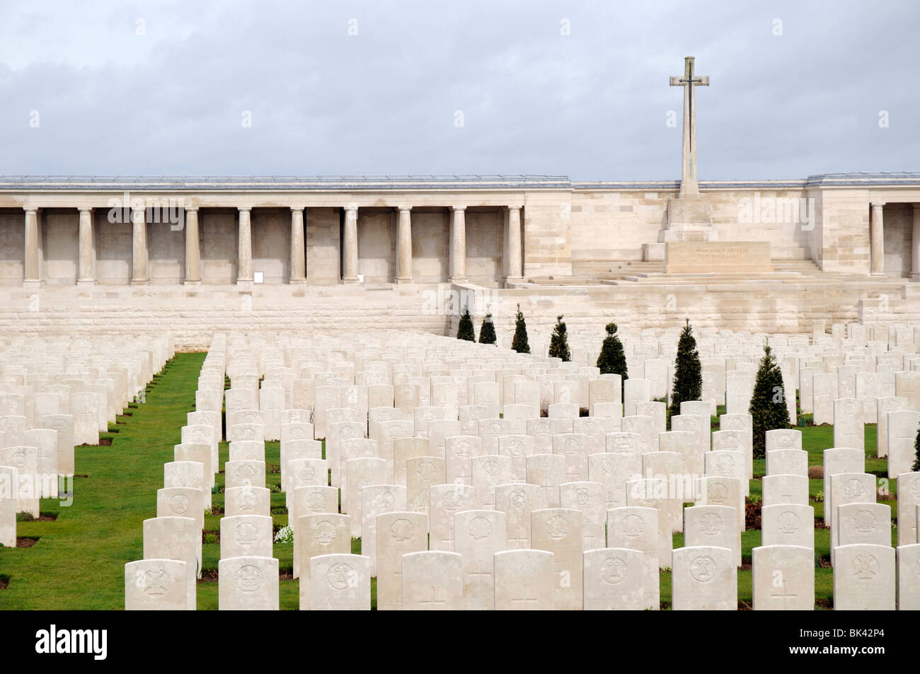 Posieres cimetière Britannique, le nord de la France. Ce WW1 Cimetière et Mémorial a été conçu par W H Cowlishaw. Banque D'Images