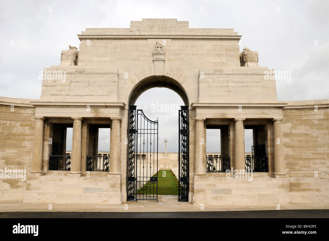 Posieres cimetière Britannique, le nord de la France. Ce WW1 Cimetière et Mémorial a été conçu par W H Cowlishaw. Banque D'Images