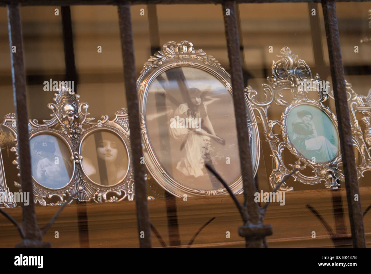 Cadre Photos et mannequin à une boutique d'antiquités Banque D'Images